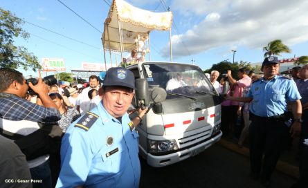 Un mar de católicos participan en primera misa del 2016