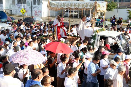Un mar de católicos participan en primera misa del 2016