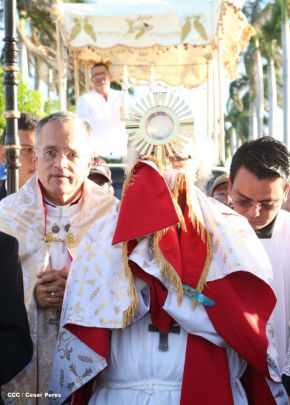 Un mar de católicos participan en primera misa del 2016