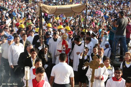 Un mar de católicos participan en primera misa del 2016