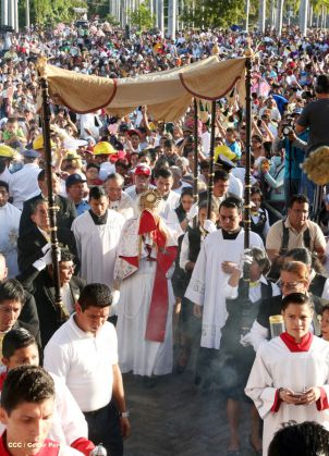Un mar de católicos participan en primera misa del 2016