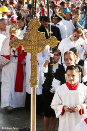 Un mar de católicos participan en primera misa del 2016