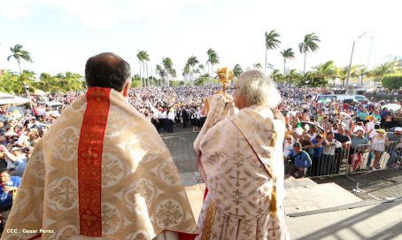 Un mar de católicos participan en primera misa del 2016