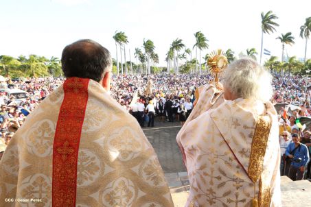 Un mar de católicos participan en primera misa del 2016