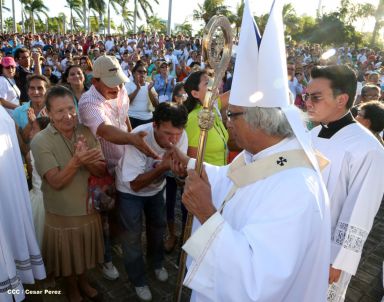 Un mar de católicos participan en primera misa del 2016