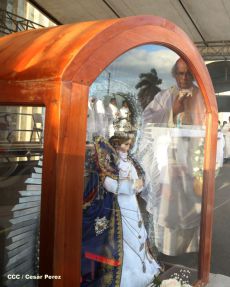 Un mar de católicos participan en primera misa del 2016