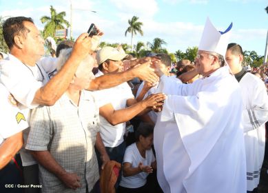 Un mar de católicos participan en primera misa del 2016