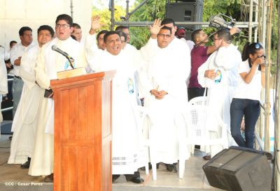 Un mar de católicos participan en primera misa del 2016