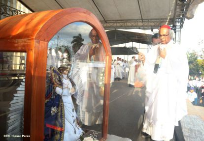 Un mar de católicos participan en primera misa del 2016