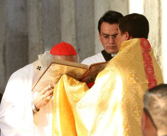 Un mar de católicos participan en primera misa del 2016