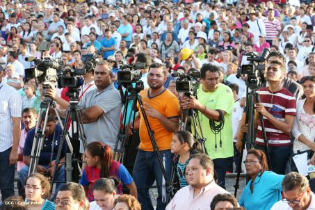 Un mar de católicos participan en primera misa del 2016
