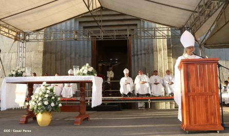 Un mar de católicos participan en primera misa del 2016