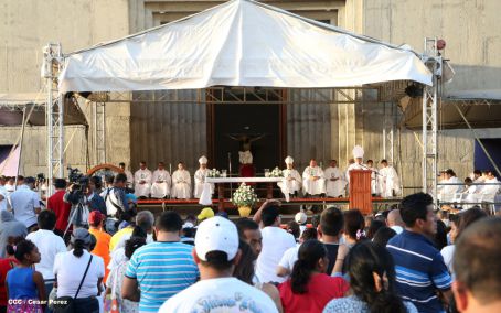 Un mar de católicos participan en primera misa del 2016