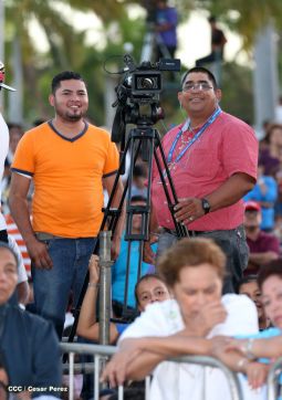 Un mar de católicos participan en primera misa del 2016