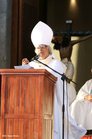Un mar de católicos participan en primera misa del 2016
