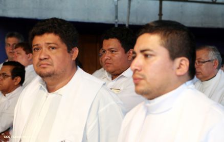 Un mar de católicos participan en primera misa del 2016