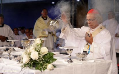 Un mar de católicos participan en primera misa del 2016