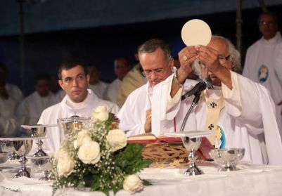 Un mar de católicos participan en primera misa del 2016