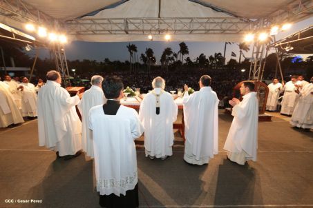 Un mar de católicos participan en primera misa del 2016