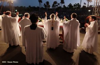 Un mar de católicos participan en primera misa del 2016