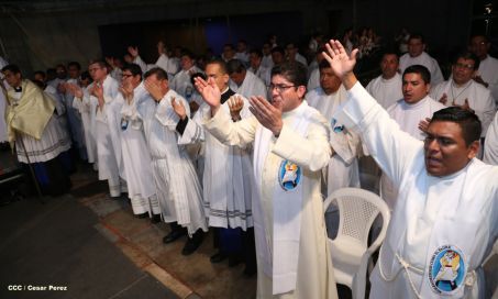 Un mar de católicos participan en primera misa del 2016
