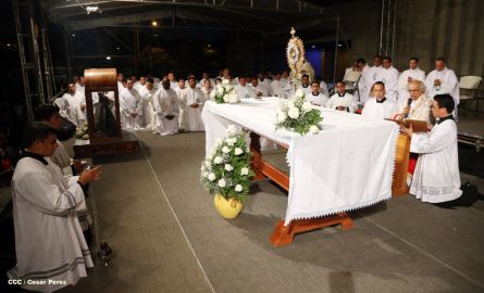 Un mar de católicos participan en primera misa del 2016