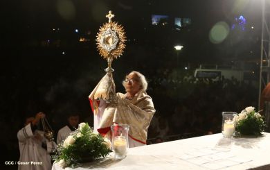 Un mar de católicos participan en primera misa del 2016