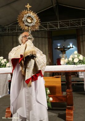 Un mar de católicos participan en primera misa del 2016