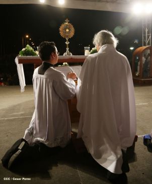 Un mar de católicos participan en primera misa del 2016