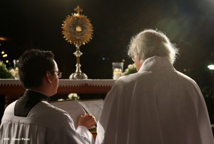 Un mar de católicos participan en primera misa del 2016