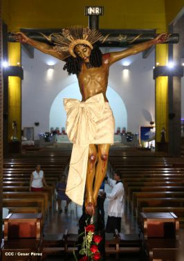 Un mar de católicos participan en primera misa del 2016