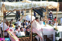 Un mar de católicos participan en primera misa del 2016