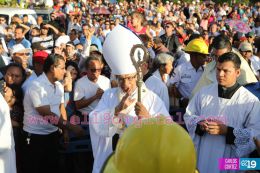 Un mar de católicos participan en primera misa del 2016