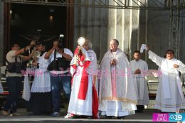 Un mar de católicos participan en primera misa del 2016