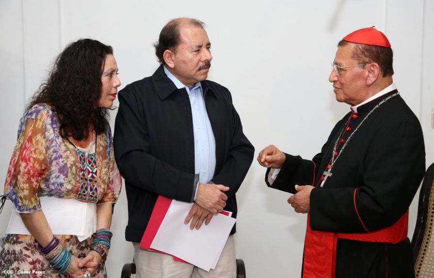 Daniel y Rosario saludan al Cardenal Miguel en su 90 Aniversario Natal