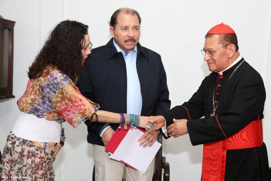Daniel y Rosario saludan al Cardenal Miguel en su 90 Aniversario Natal