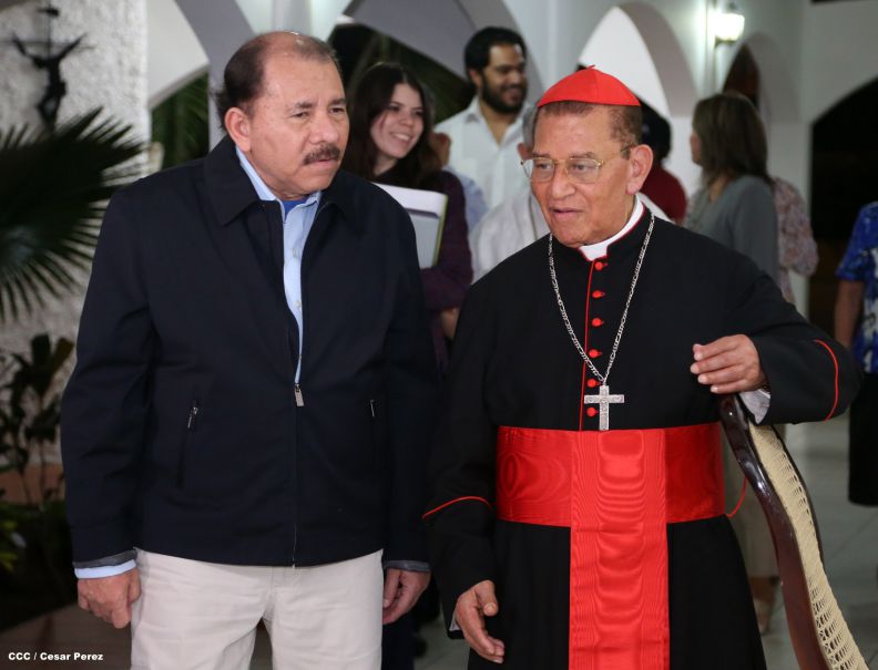 Daniel y Rosario saludan al Cardenal Miguel en su 90 Aniversario Natal