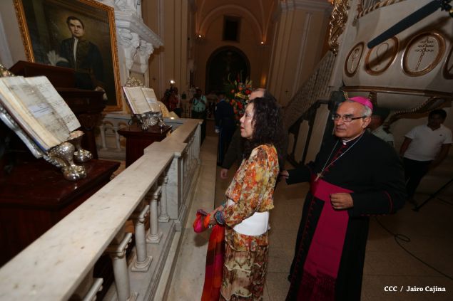 Daniel y Rosario participan en solemne ceremonia del centenario del Inmortal Rubén Darío en León