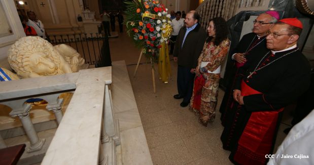 Daniel y Rosario participan en solemne ceremonia del centenario del Inmortal Rubén Darío en León
