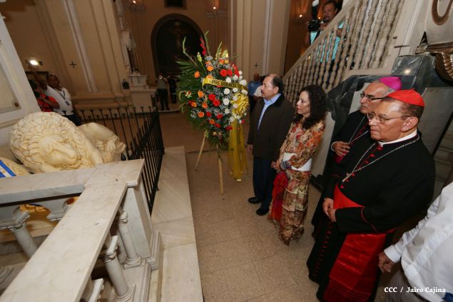 Daniel y Rosario participan en solemne ceremonia del centenario del Inmortal Rubén Darío en León