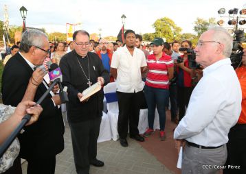 Daniel y Rosario participan en solemne ceremonia del centenario del Inmortal Rubén Darío en León