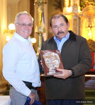 Daniel y Rosario participan en solemne ceremonia del centenario del Inmortal Rubén Darío en León