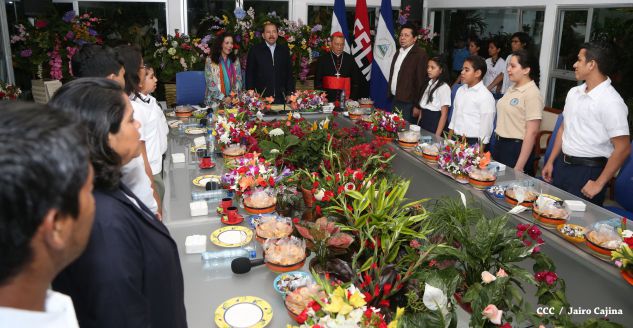 Daniel y Rosario reconocen a estudiantes y maestros destacados