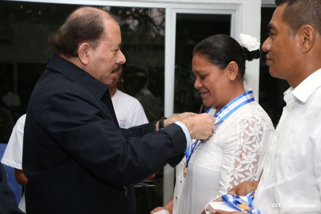 Daniel y Rosario reconocen a estudiantes y maestros destacados