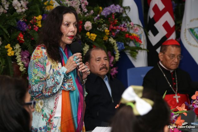 Daniel y Rosario reconocen a estudiantes y maestros destacados