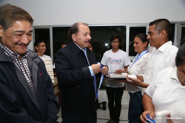 Daniel y Rosario reconocen a estudiantes y maestros destacados