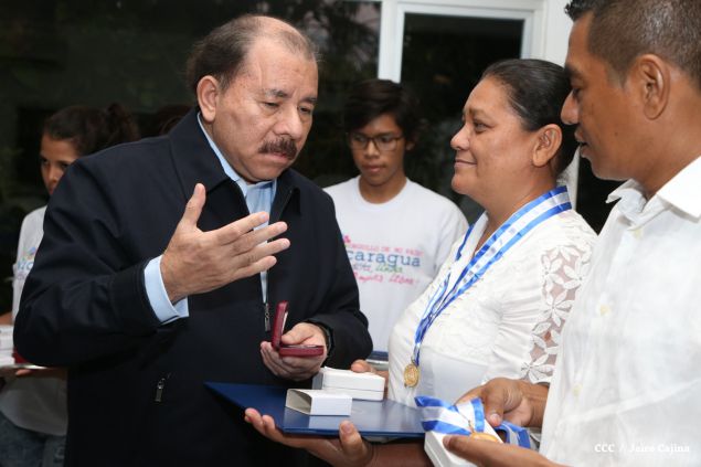 Daniel y Rosario reconocen a estudiantes y maestros destacados