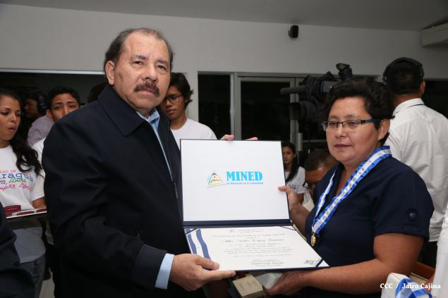 Daniel y Rosario reconocen a estudiantes y maestros destacados