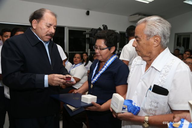 Daniel y Rosario reconocen a estudiantes y maestros destacados