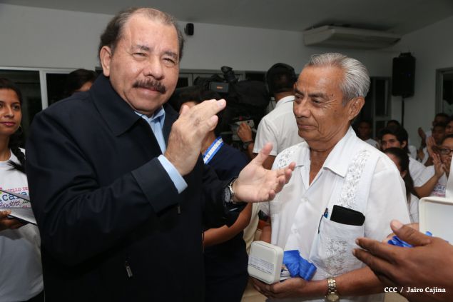 Daniel y Rosario reconocen a estudiantes y maestros destacados